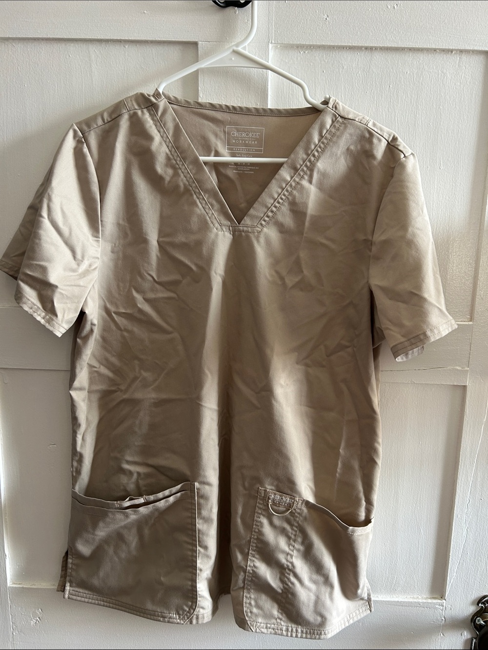 Cherokee Workwear Revolution Scrub top with pockets Size M